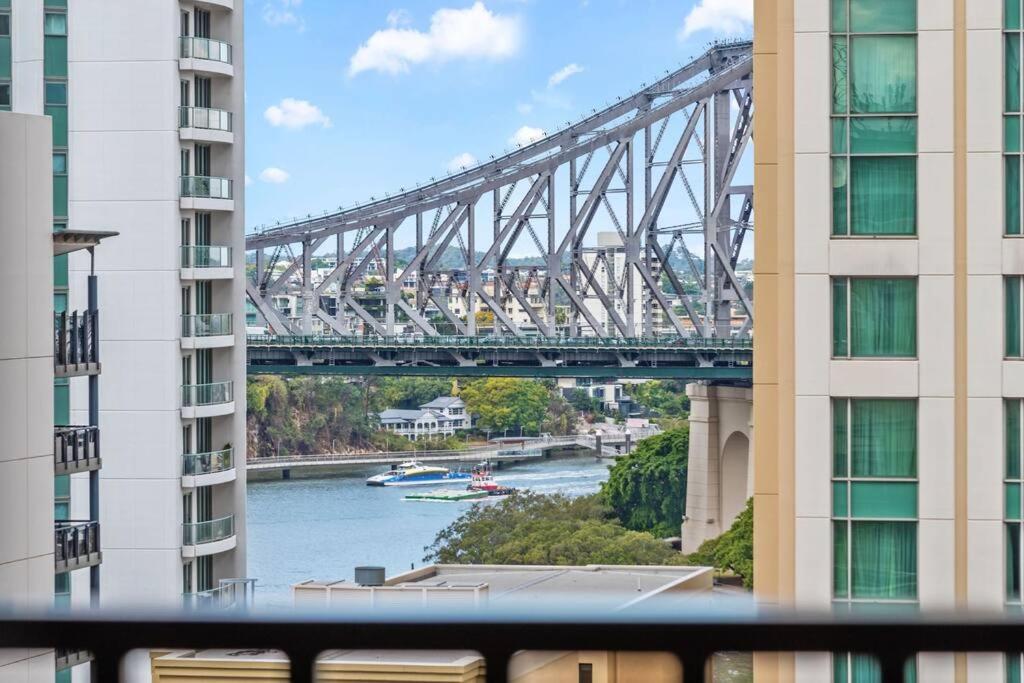 Modern Style 1bed 1bath Balcony Pool Cbd Apartment