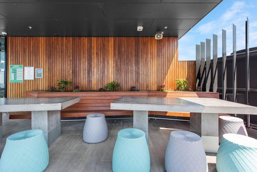 Modern Style 1bed 1bath Balcony Pool Cbd Apartment *